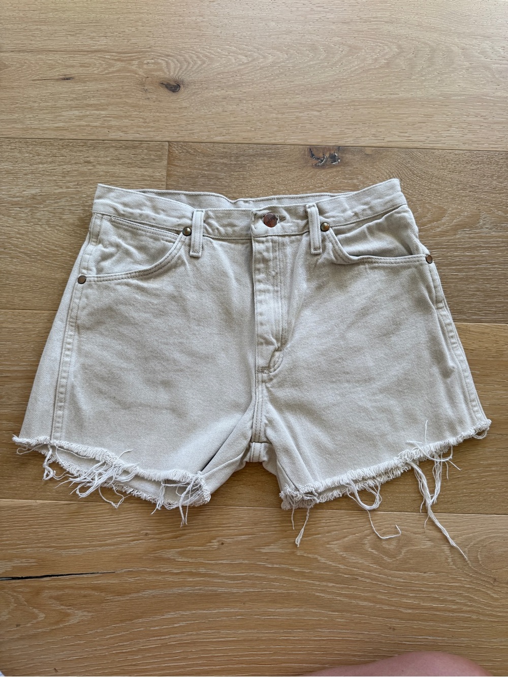 Wrangler High-Rise Raw-Hem Women's Denim Shorts in Light Beige 29/30